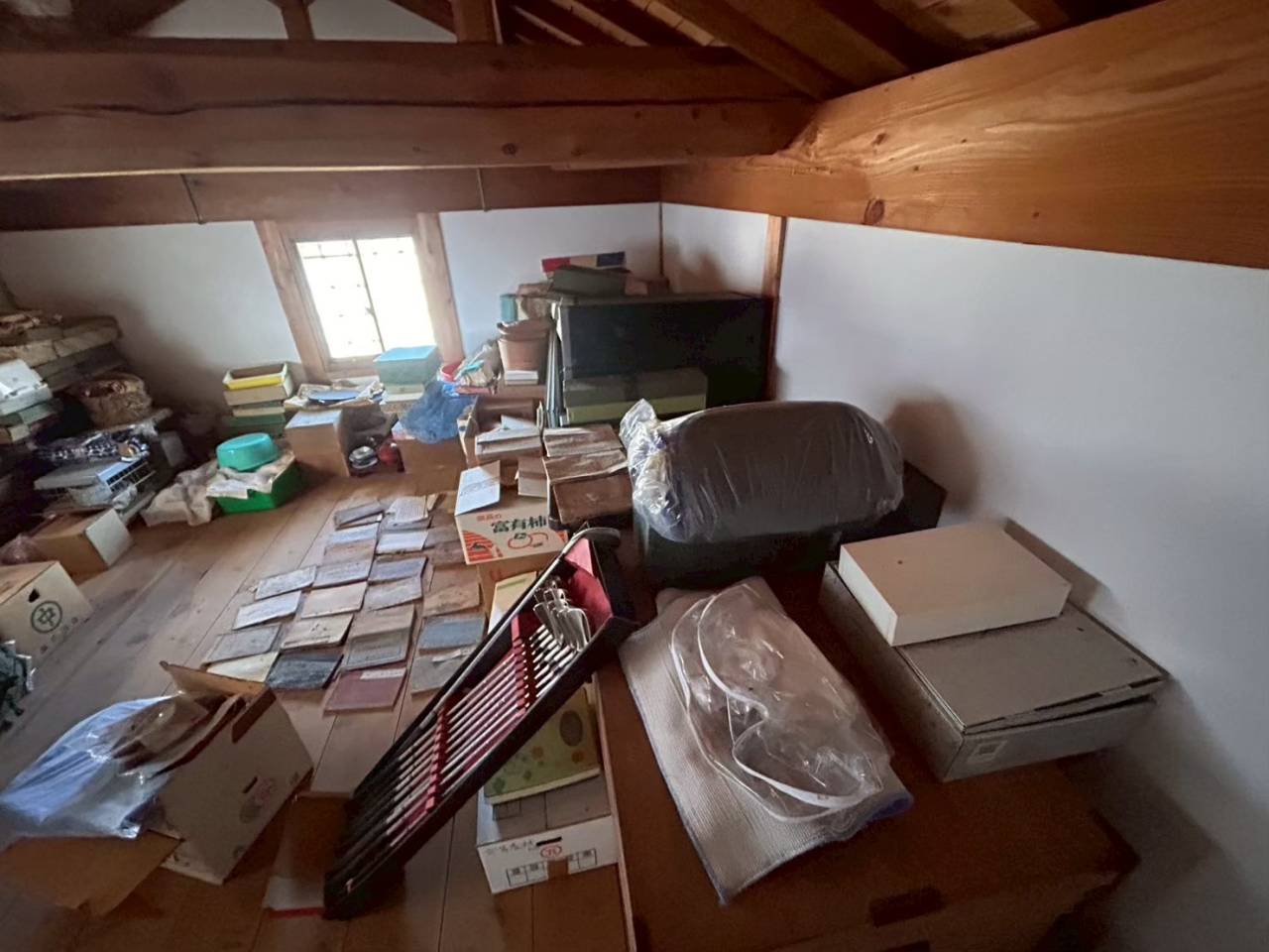 荷物が残ったままの家